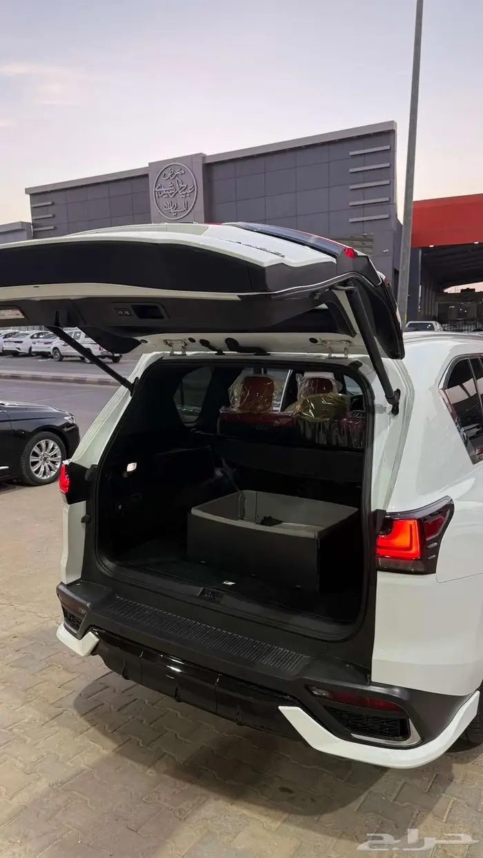 لكزس LX600 اف سبورت 2023 عداد 33000 فقط 11