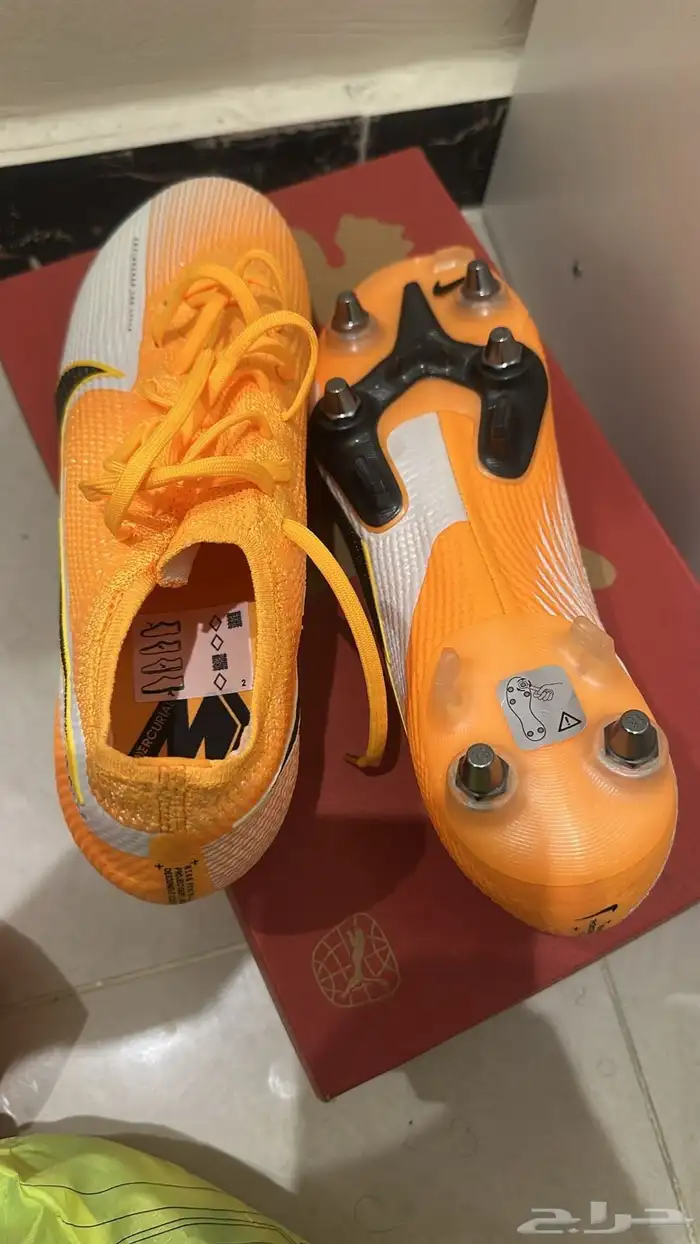 جزمه بروفيشنال درجه اولى فئه اللاعبين المحترفين مقاس 42ونص 1