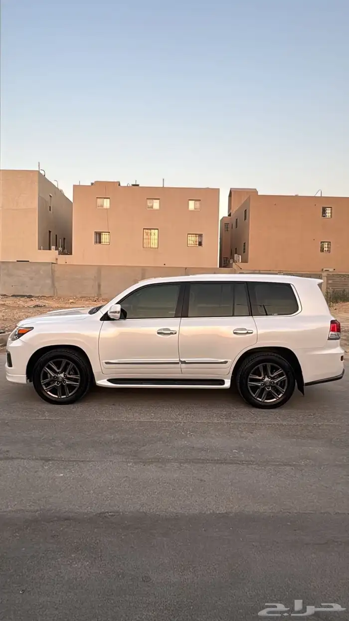 جيب لكزس LX570 موديل 2014 لؤلؤي ماشي 150 الف 14