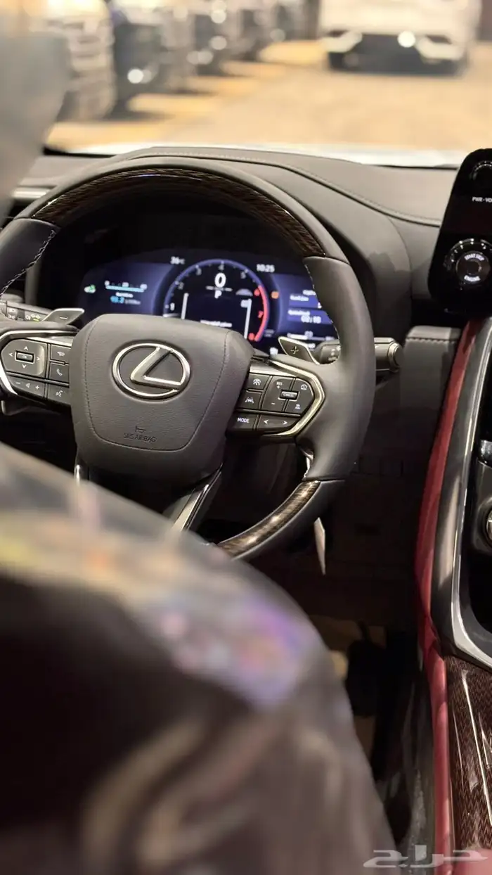 لكزس LX600 2025 اسود 5