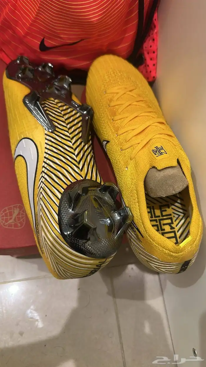 جزمه بروفيشنال درجه اولى فئه اللاعبين المحترفين مقاس 42ونص 0