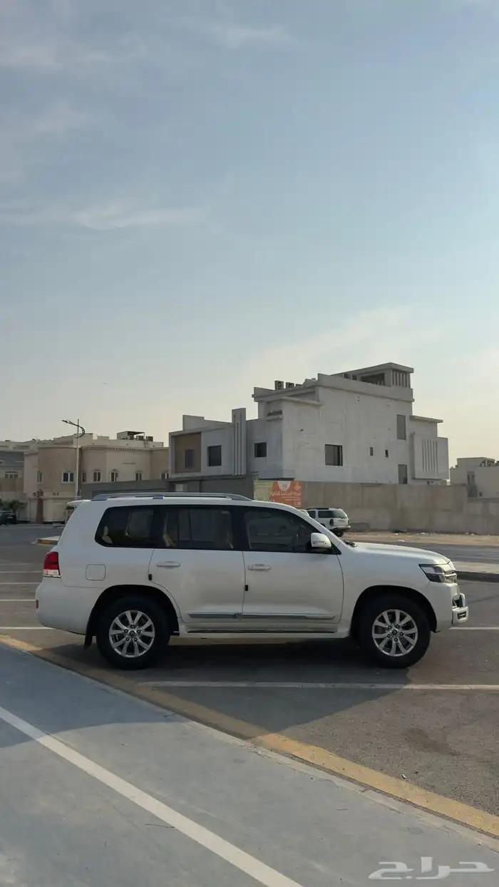 لاندكروزر اصدار خاص 2 بلس عبداللطيف جميل شبه مخزن 4