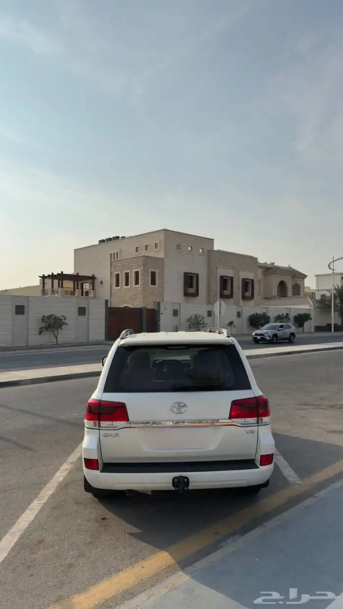لاندكروزر اصدار خاص 2 بلس عبداللطيف جميل شبه مخزن 1