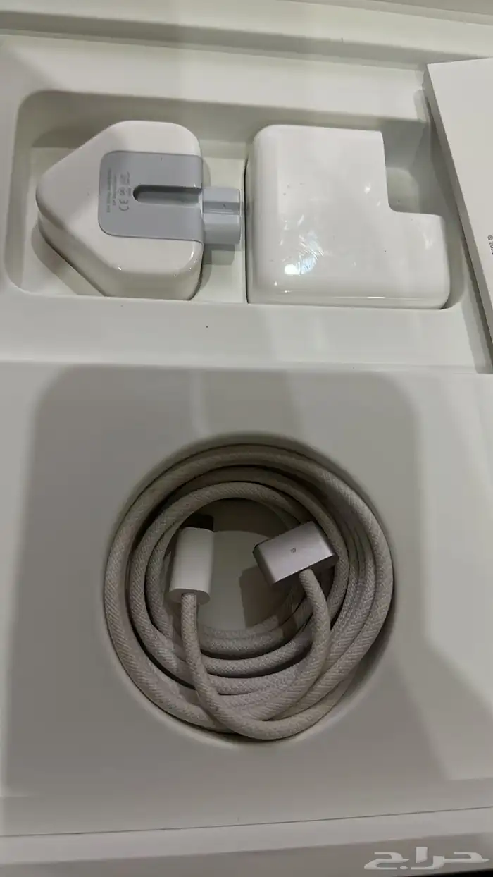 للبيع لابتوب ابل نظيف المديل 2025الستعمال يوم واحد 2