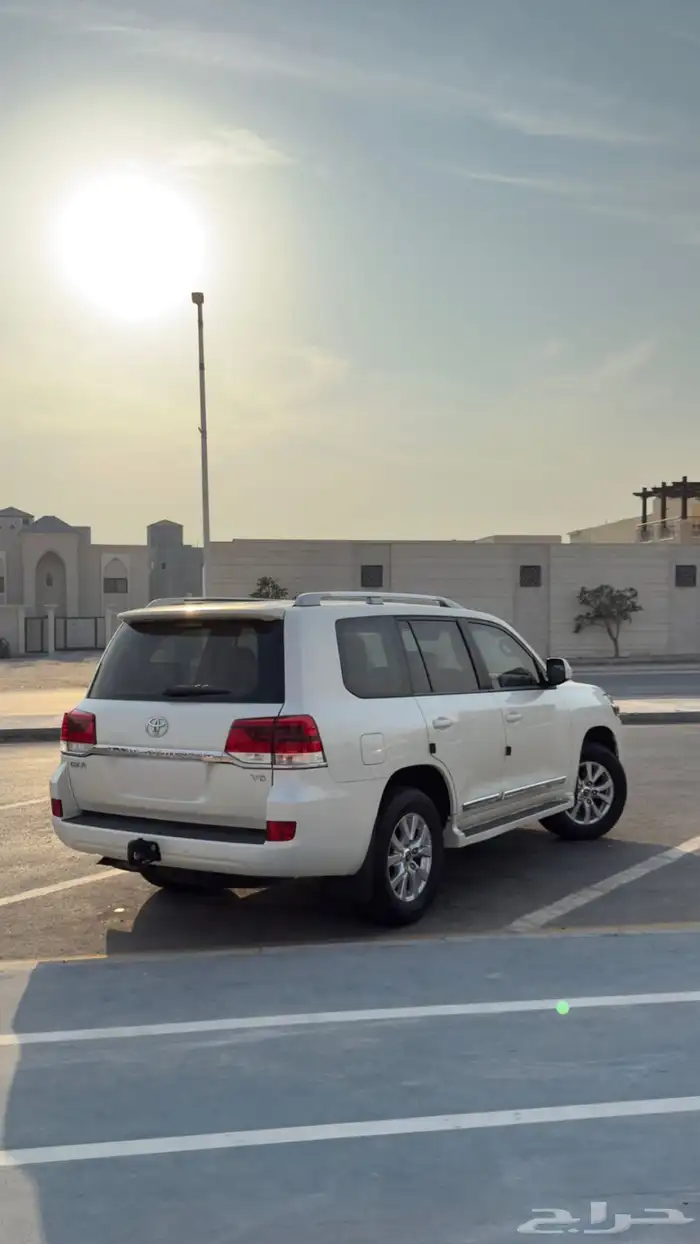 لاندكروزر اصدار خاص 2 بلس عبداللطيف جميل شبه مخزن 8