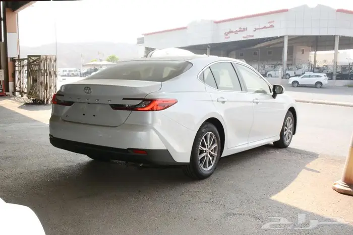 تويوتا كامري 2025 E ستاندر بنزين بالنقد او التقسيط 3