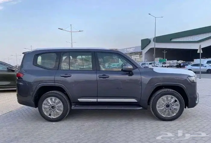 لاندكروزر GXR3 بنزين 2025 4