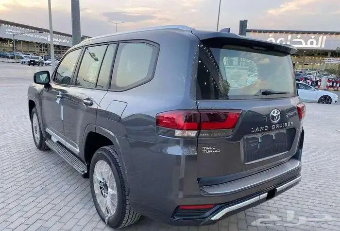 لاندكروزر GXR3 بنزين 2025 5