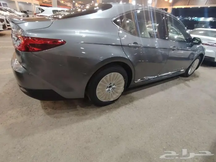 كامري LE بنزين موديل 2025 حبه فقط لون تيتانيوم 9