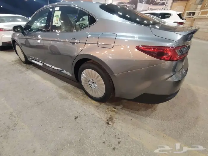 كامري LE بنزين موديل 2025 حبه فقط لون تيتانيوم 15