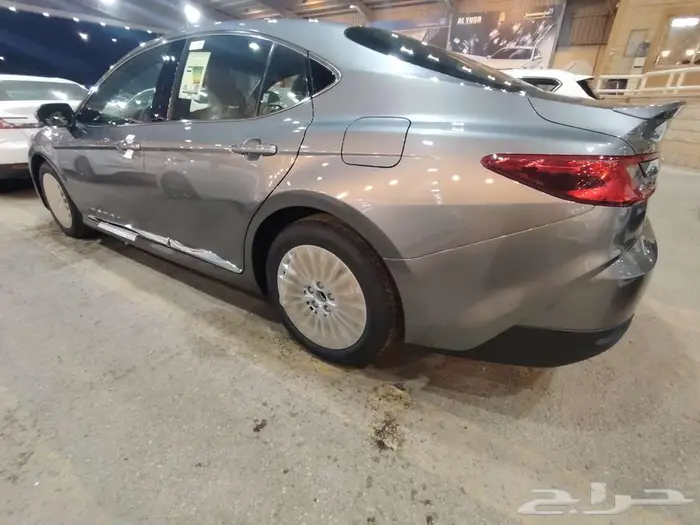 كامري LE بنزين موديل 2025 حبه فقط لون تيتانيوم 14