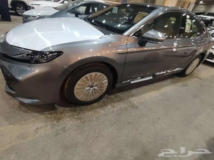 كامري LE بنزين موديل 2025 حبه فقط لون تيتانيوم 11