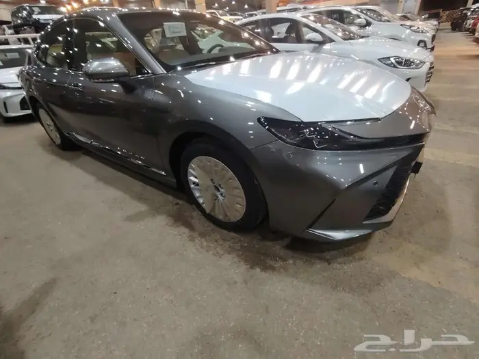 كامري LE بنزين موديل 2025 حبه فقط لون تيتانيوم 3