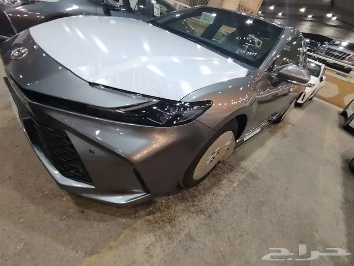 كامري LE بنزين موديل 2025 حبه فقط لون تيتانيوم 4