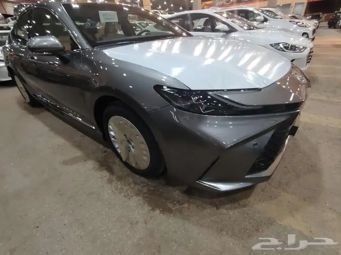 كامري LE بنزين موديل 2025 حبه فقط لون تيتانيوم 5