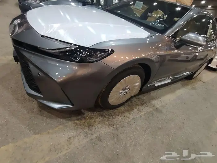 كامري LE بنزين موديل 2025 حبه فقط لون تيتانيوم 6