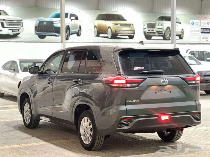 تويوتا انوفا بنزين موديل 2025 4