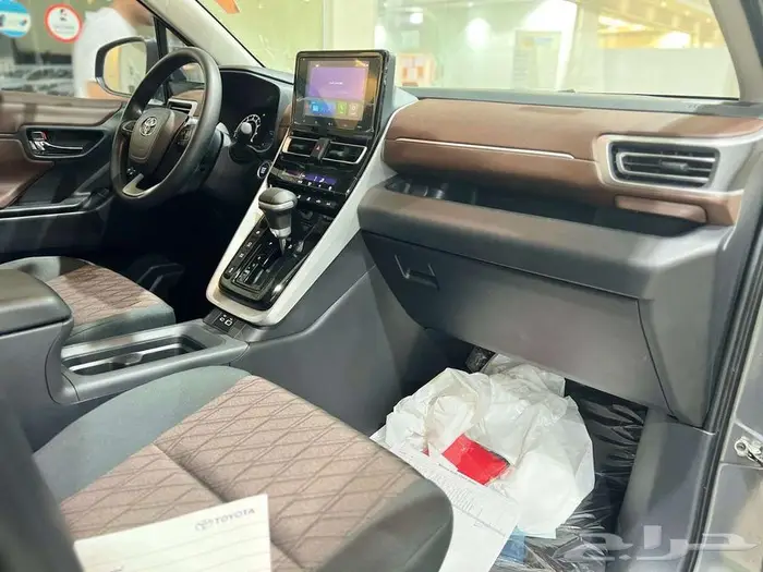 تويوتا انوفا بنزين موديل 2025 10