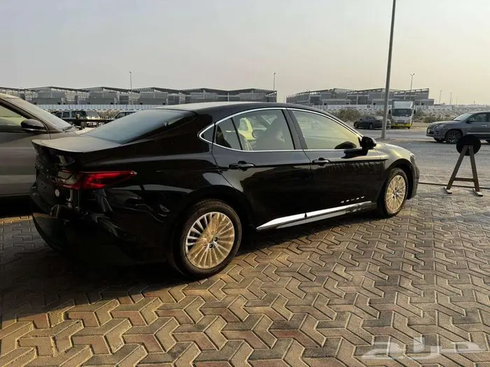 تويوتا كامرى LE 2025 لون ابيض لولوى ولون اسود 8