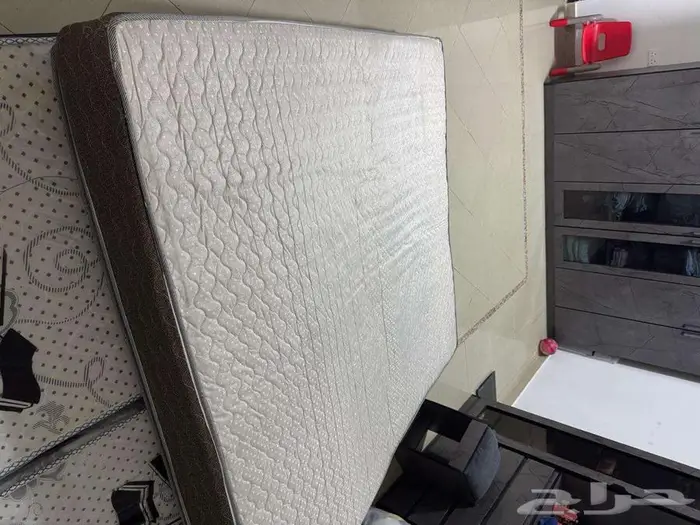 بطانية واحدة  سرير مزدوج  وسريران خشبيان. السعر  650 0