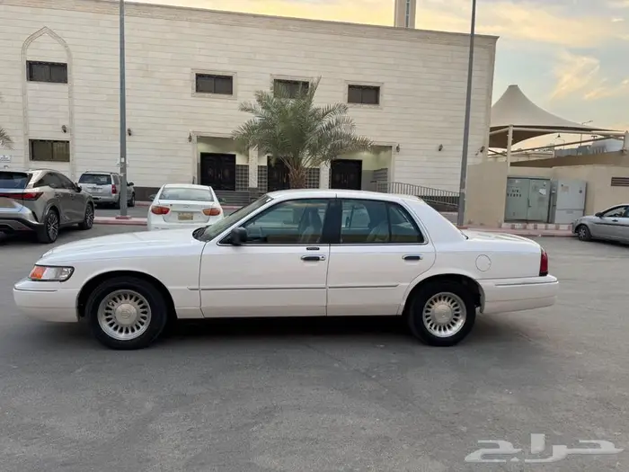 للبيع فورد جراند ماركيز 1999 م نظيف مع لوحة مميزه 2