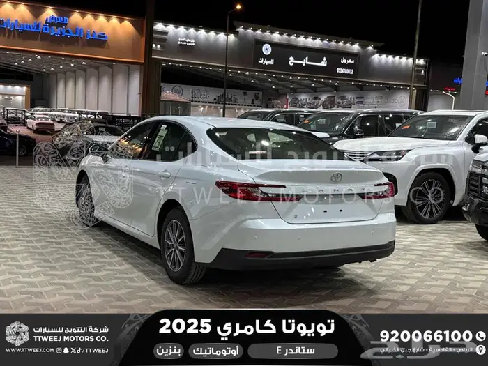 تويوتا كامري E ستاندر ابيض بنزين 2025 خصم خاص 13