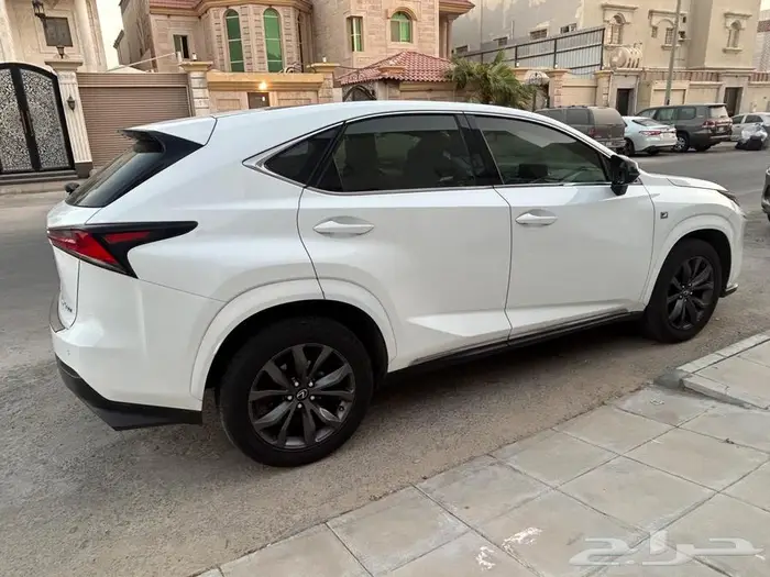 لكزس نظيف جدا 4