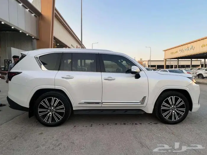 لكزس LX600نوع BBموديل 2024- معرض خلف للسيارات 4
