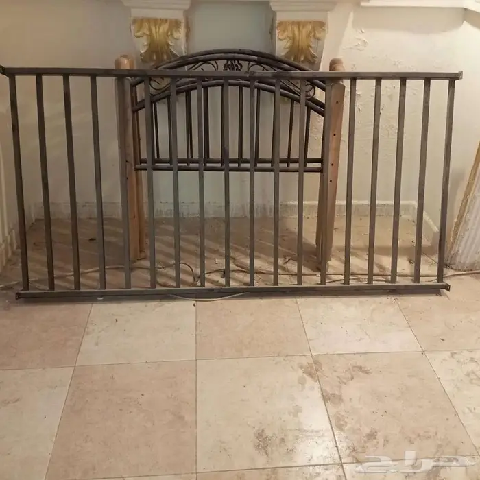 للبيع اثاث متنوع دولاب طاولات مكيف 9