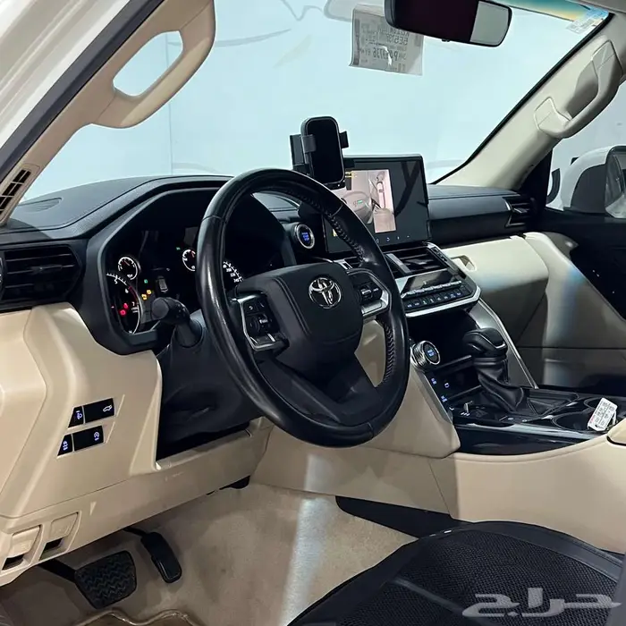 لاندكروزر GXR رقم 3 دبل بنزين تماتيك 2023 ممشى 51 الف كيلو 8