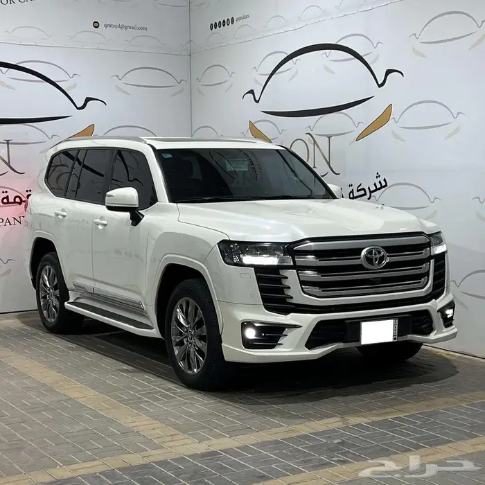 لاندكروزر GXR رقم 3 دبل بنزين تماتيك 2023 ممشى 51 الف كيلو 0