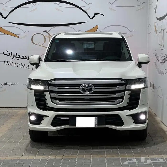 لاندكروزر GXR رقم 3 دبل بنزين تماتيك 2023 ممشى 51 الف كيلو 1