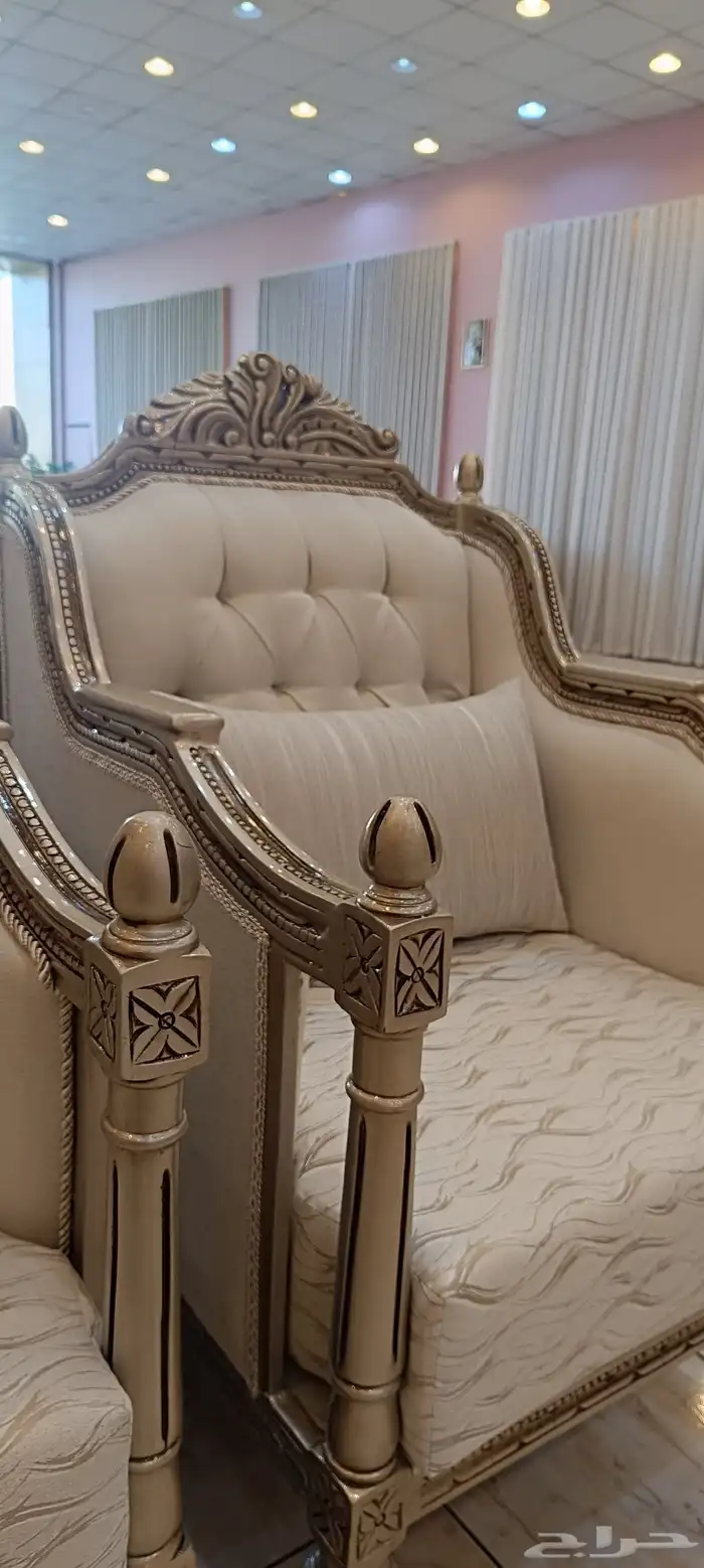 Excellent workmanship  paint  wood and cushions  10-year war 3