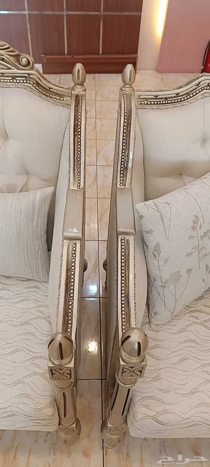 Excellent workmanship  paint  wood and cushions  10-year war 5