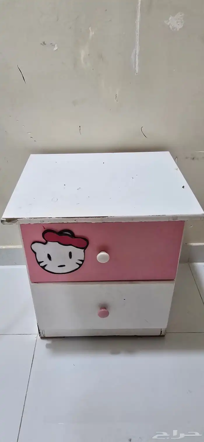 متوفر سرير وا اثنين من الطاوله صغيره وا دولاب وا تسريحه 1