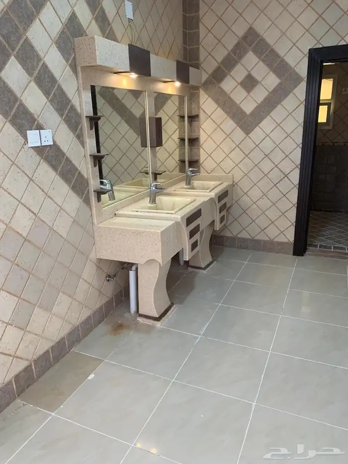 للبيع فيلا قديمه في حي المنار الرياض 1