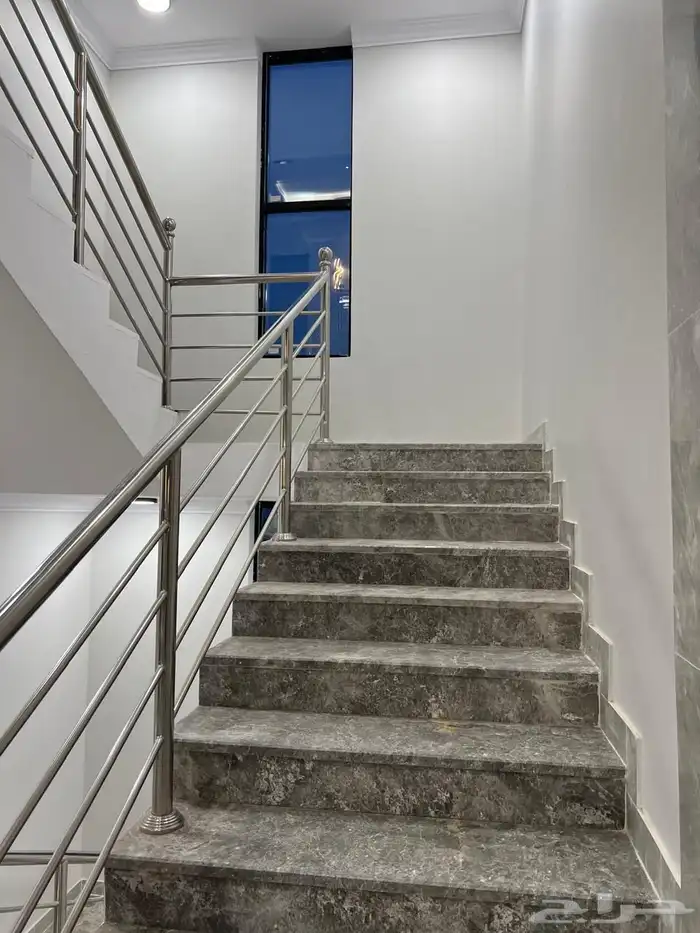 للبيع ادوار بمخطط 9 بحي الشاطئ مساحة 260م 10