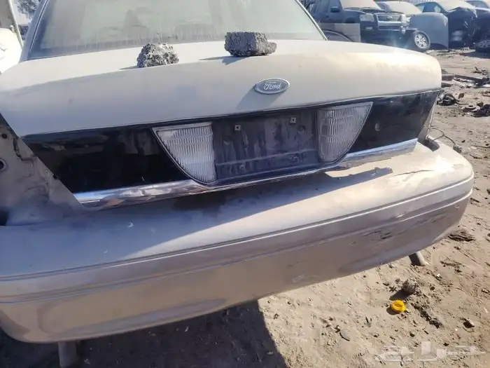 عاكس خلفي فورد فكتوريا 2011 بحالة جيدة 1