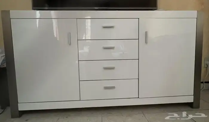 اغراض منها قفازات ملاكمة وبرميل بلاستك للملكمة وهم جدد . 2