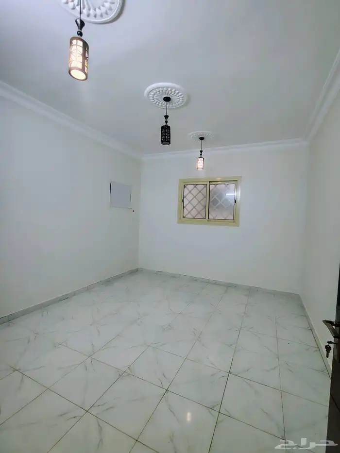 شقه للايجار المهديه طابق اول 3 غرف وصاله مدخلين السعر 35 الف 2