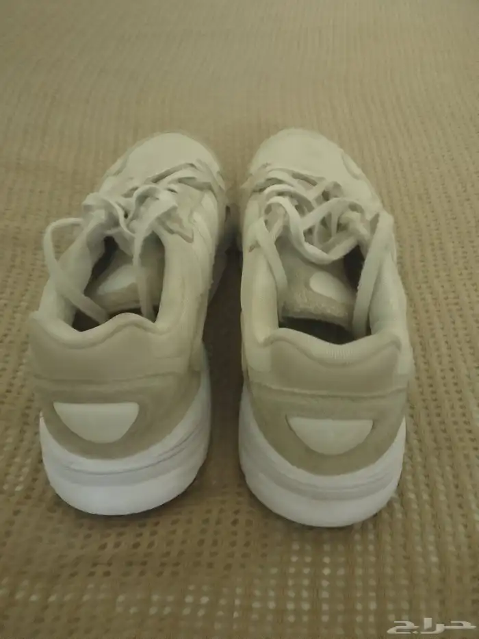 شوز اديداس مقاس 41نظيف جدا و بلوفر كحلي مقاس L وبلوفر اسود م 0