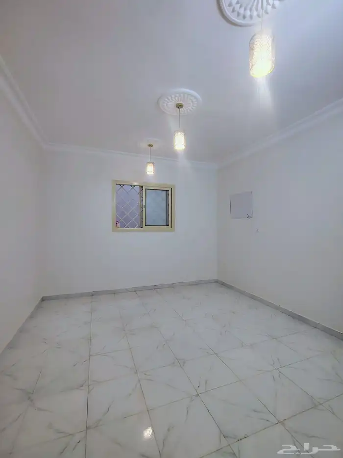 شقه للايجار المهديه طابق اول 3 غرف وصاله مدخلين السعر 35 الف 6