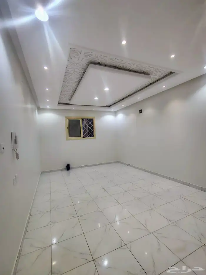 شقه للايجار المهديه طابق اول 3 غرف وصاله مدخلين السعر 35 الف 4