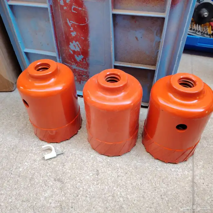 من صنع شركة ماكيتا (Makita).  ت ستخدم هذه الأداة مع مثقاب ك 1