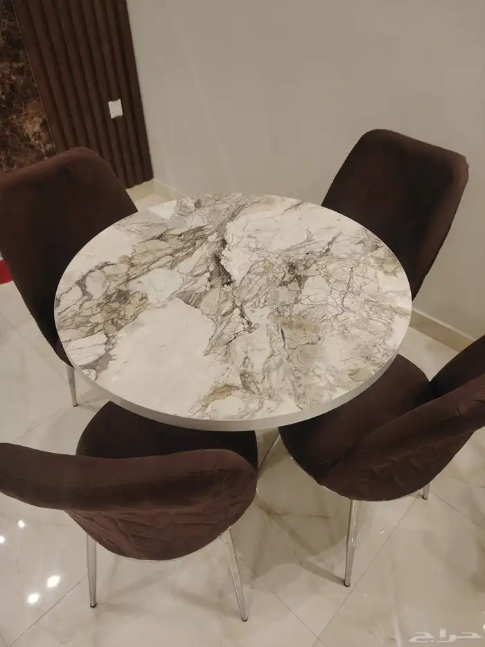 طاولة طعام  وعربة أطفال نظيفه سالمه الكسور 0