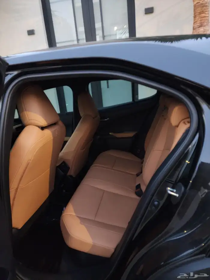 لكزس UX 300h 2024 4