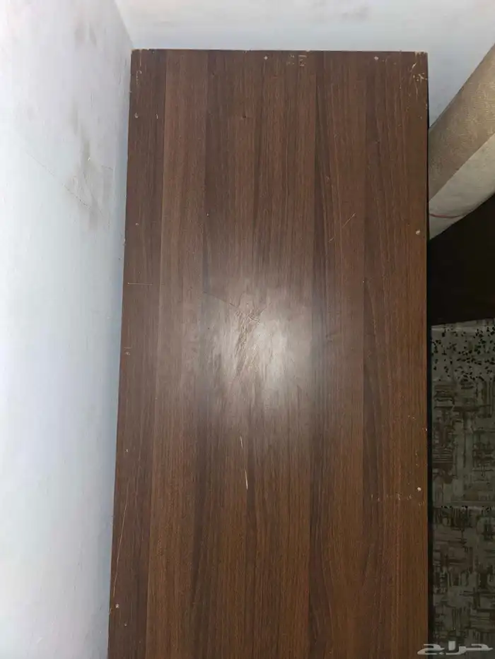 رف خشبي حديدي. 1