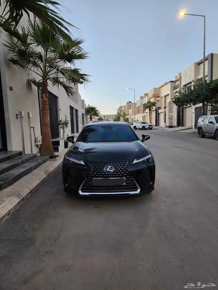 لكزس UX 300h 2024 1