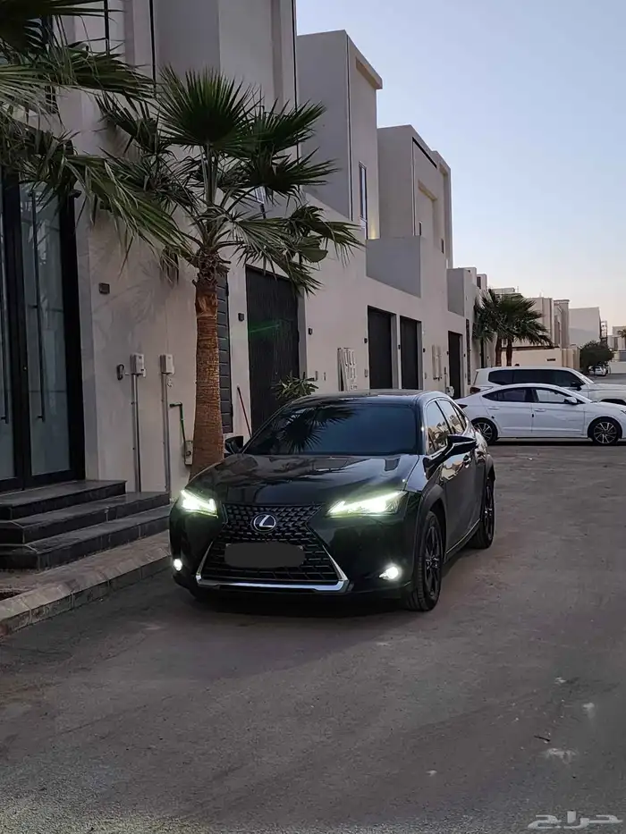لكزس UX 300h 2024 7