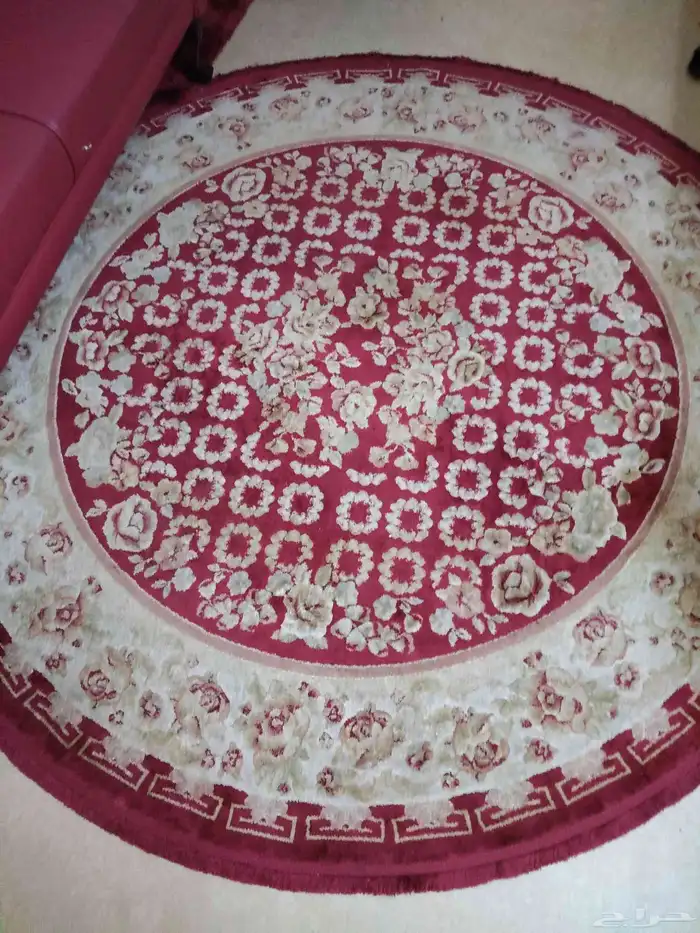 كنبة حمراء ب 3 أشخاص مع سجاد مساحته 1.5 متر 1